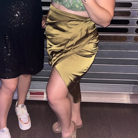 Olive/chartreuse slit and semi-ruched skirt size US L. - Picture 4 of 5